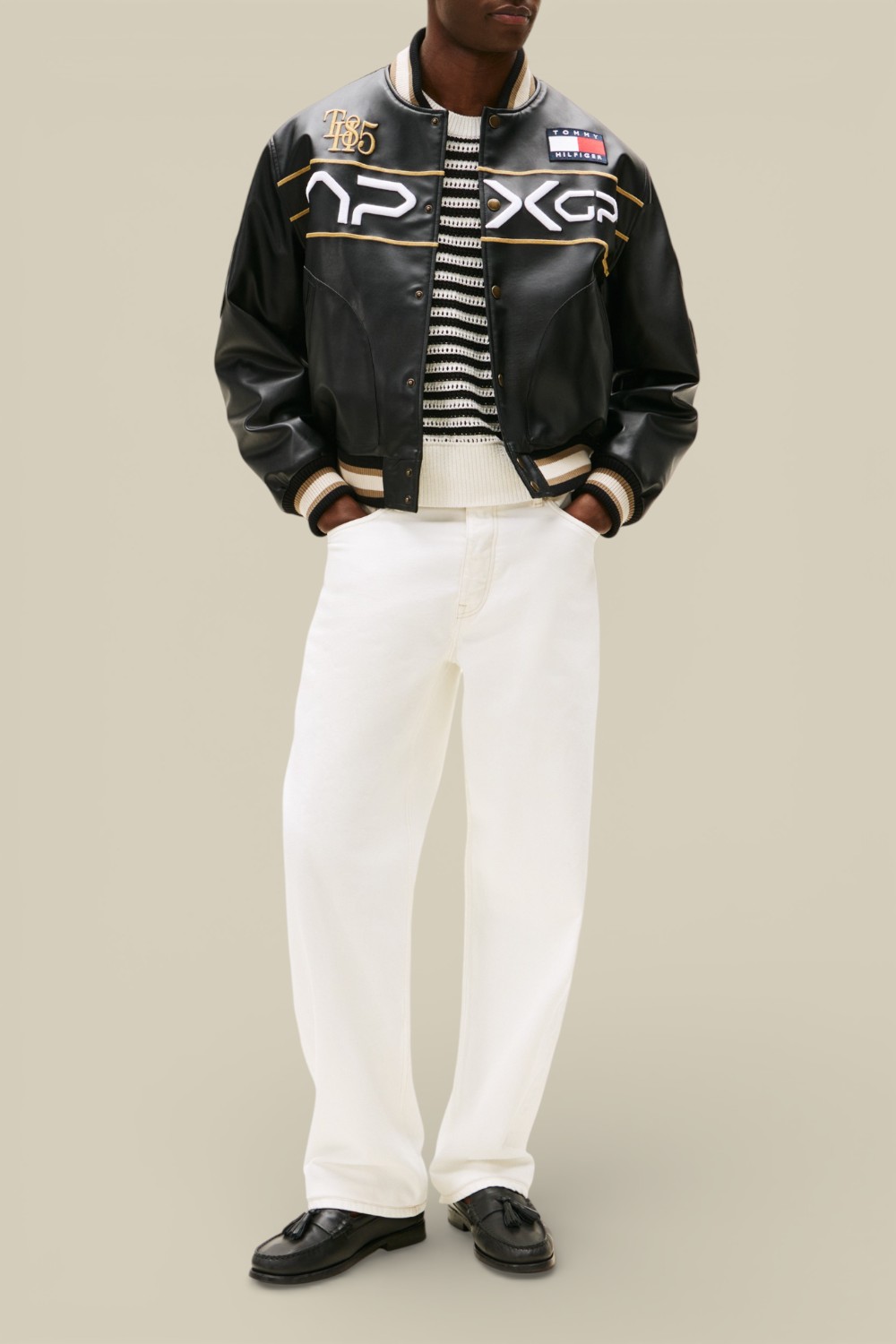 תמונת כל הלוק של מכנסי ג'ינס